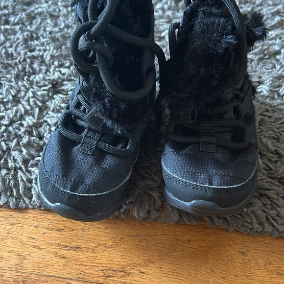 NIKE Roshe Run Hi Black Faux Fur Lined Lace-Up Boots Velcro Size 6C - Picture 3 of 8